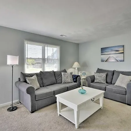 Sunny Norfolk Duplex - Walk To Lake And Beach!